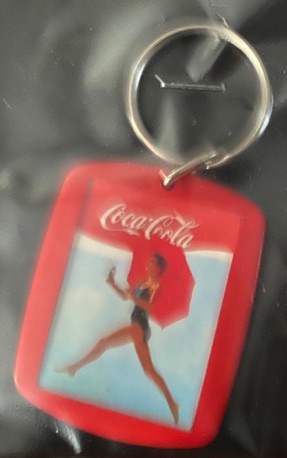 93230-1 € 2,00 coca cola sleutelhanger dame met paraplu.jpeg